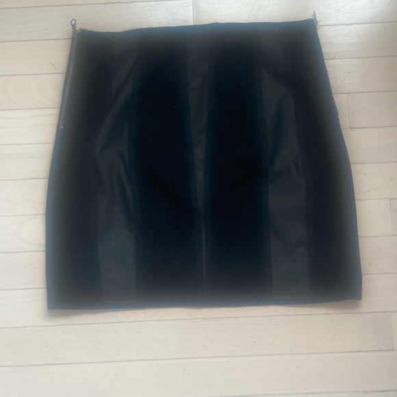 RAG & BONE Suede Skirt with Gold Zippers. Size 8 - Picture 8 of 8